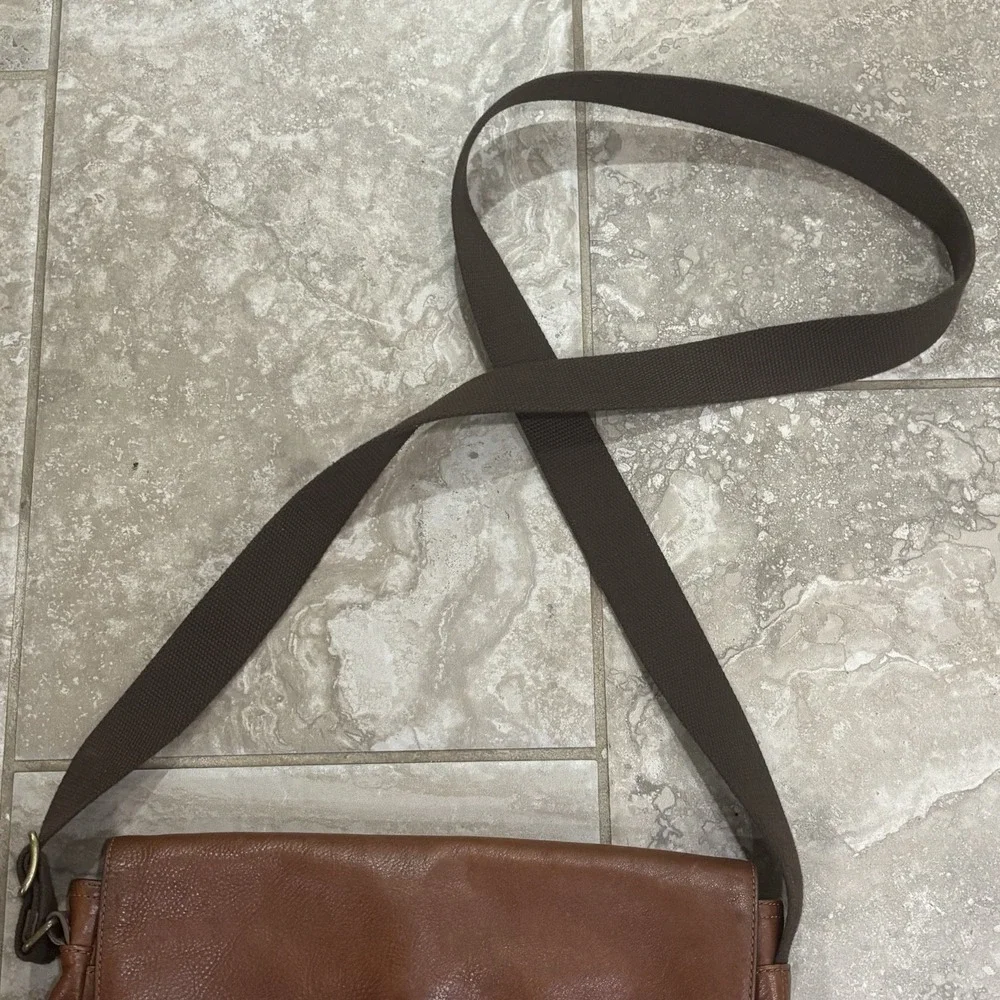 Fossil Men's Buckner Leather Messenger Bag‎